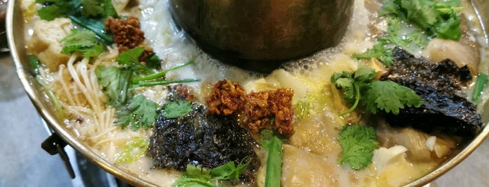 Chuan Yee Charcoal Steamboat is one of Lugares favoritos de Lawrence.