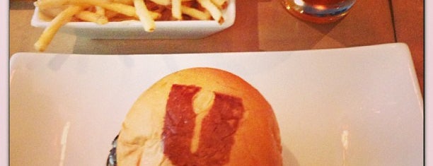 Umami Burger is one of Artiさんの保存済みスポット.
