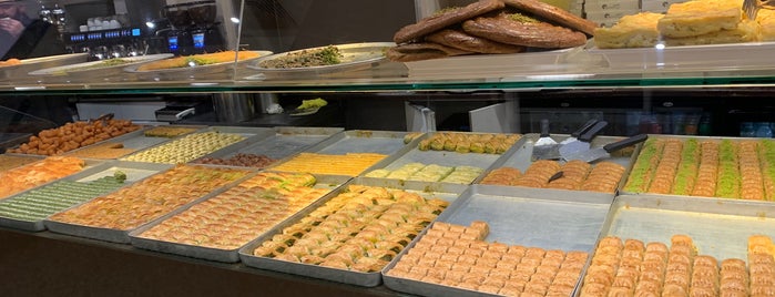 Şerifoğlu Gaziantep Baklavacısı is one of The 15 Best Places That Are Good for Dates in Amsterdam.