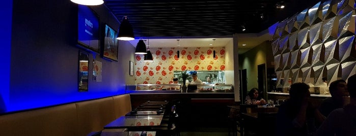 Fin's Sushi & Grill is one of Tempat yang Disukai Mike.