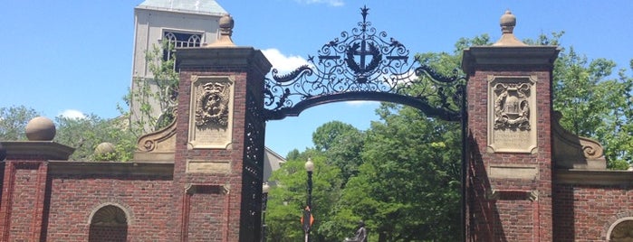 Гарвардский университет is one of Boston.