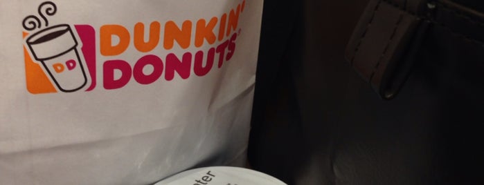 Dunkin' Donuts is one of Tempat yang Disukai Martin D..