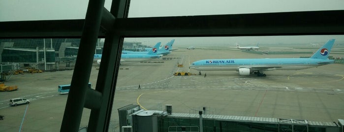 Korean Air Prestige Lounge is one of Tempat yang Disukai Martin D..