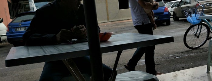 Old Bus Station Hawker Centre is one of Authentic Batu Pahat.