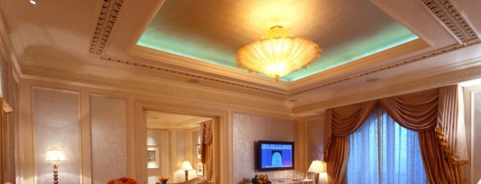 Emirates Palace Hotel is one of Tempat yang Disukai Vincent.