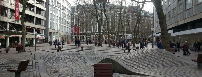 Gerhart-Hauptmann-Platz is one of Fav Deutsche Places.