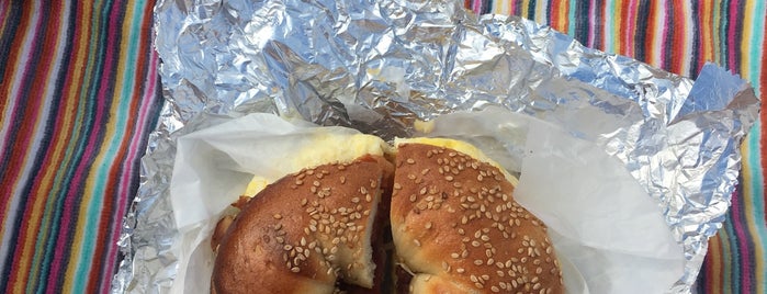 Surfside Bagels is one of Lugares favoritos de Stacy.