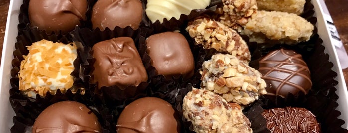 See's Candies is one of Locais curtidos por Dan.