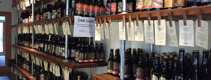 Imperial Bottle Shop & Taproom - Division is one of Posti che sono piaciuti a Julia.