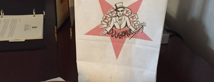 Voodoo Doughnut is one of Julia : понравившиеся места.