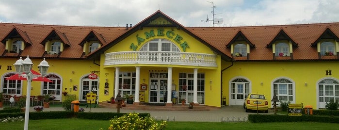 Hotel Zámeček is one of S pisok.