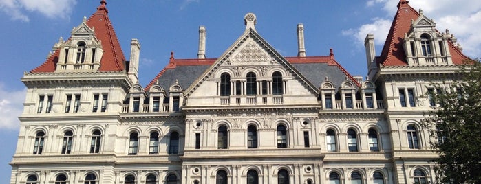 뉴욕 주 의회 의사당 is one of All Caps.