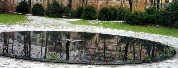 Mémorial aux Roms européens assassinés pendant le nazisme is one of Berlin done.