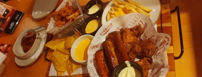 Outback Steakhouse is one of Locais curtidos por Larissa.
