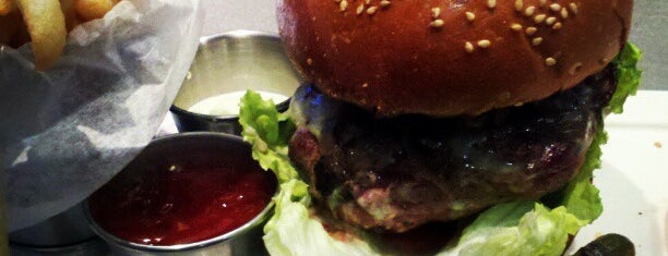 Thunder Burger & Bar is one of Lieux sauvegardés par John.