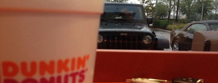 Dunkin' is one of Lieux qui ont plu à barbee.