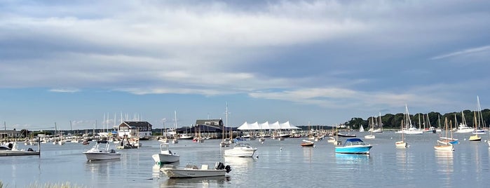 Dering Harbor is one of shelter island.