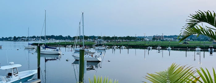 Harbor Lights Restaurant is one of สถานที่ที่ Mary ถูกใจ.