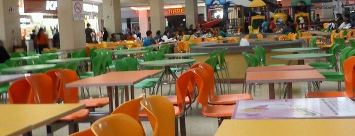 Food Court Terramall is one of Lugares favoritos de Jonathan.
