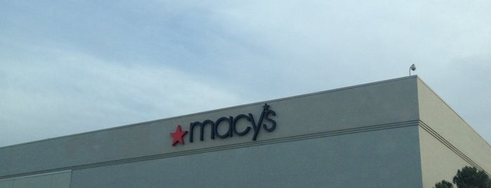 Macy's is one of Tempat yang Disukai Valerie.