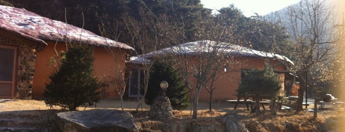 산골마을펜션 is one of 충청남도의 게스트하우스/Guesthouses in South Chungcheong Area.