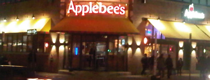 Applebee's Grill + Bar is one of Locais curtidos por D.