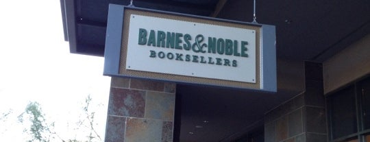 Barnes & Noble is one of Christopherさんのお気に入りスポット.