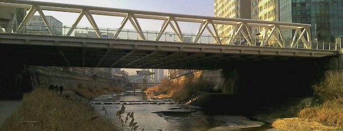 Muhak Bridge is one of Bridges over Cheonggyecheon.