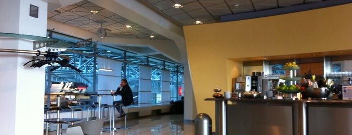 Lufthansa Senator Lounge is one of Tempat yang Disukai Laura Sophie.