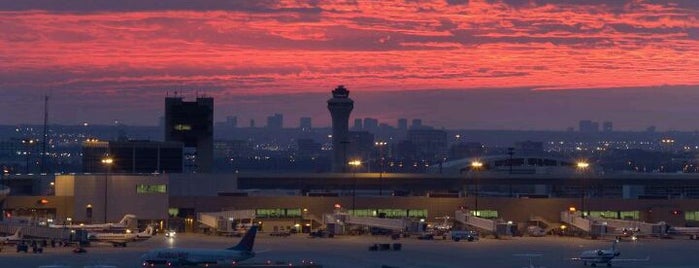 Aeroporto Internacional de Dallas Fort Worth (DFW) is one of Occasional Places.