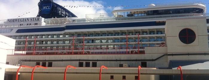 World Cruise Terminal is one of สถานที่ที่ David ถูกใจ.