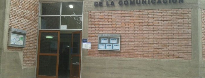 Facultad de Ciencias y Artes de la Comunicación PUCP is one of Centros de formación de comunicadores.
