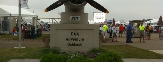 EAA AirVenture Oshkosh is one of สถานที่ที่ Jason ถูกใจ.