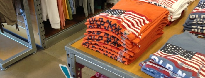 Old Navy Outlet is one of Lugares favoritos de Meredith.