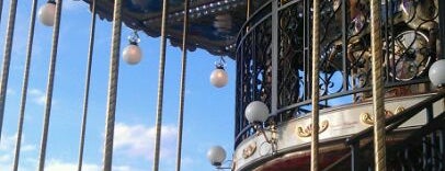 Carrousel de la Tour Eiffel is one of Paris.