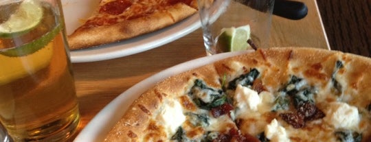 California Pizza Kitchen is one of Brianさんの保存済みスポット.