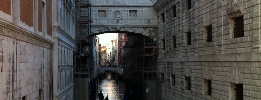 Ponte dei Sospiri is one of Must do/see/eat/visit in Venice!.