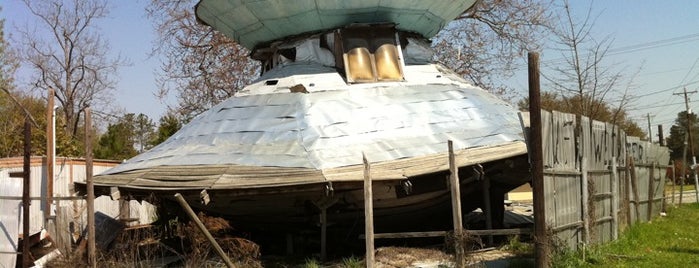 UFO Welcome Center is one of Lizzie'nin Beğendiği Mekanlar.