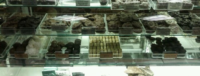 Rocky Mountain Chocolate Factory is one of Lugares favoritos de Den.