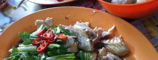 Restoran Lou Wong Tauge Ayam KueTiau (老黄芽菜鸡沙河粉) is one of Ipoh Trip.