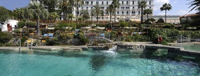 Royal Hotel is one of Locais curtidos por Silvia.