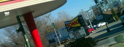 SONIC Drive In is one of Locais curtidos por Michael.