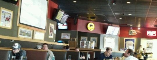 Buffalo Wild Wings is one of Kristeenaさんのお気に入りスポット.