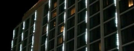 Ramada Reno Hotel and Casino is one of Locais curtidos por William.