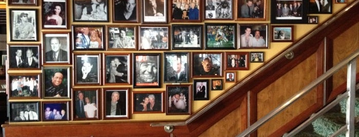 Gibsons Bar & Steakhouse is one of Orte, die Damon gefallen.