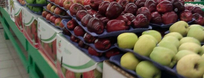 Ken's Fruit Market is one of สถานที่ที่ Kate ถูกใจ.