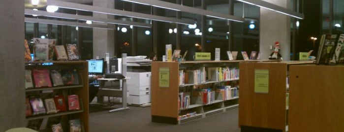 Vancouver Community Library is one of สถานที่ที่ Dan ถูกใจ.