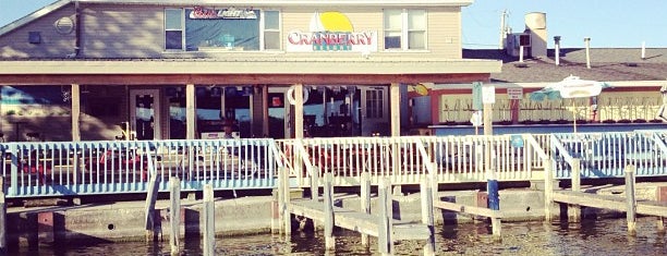 Cranberry Resort Waterfront Bar & Grill is one of Tempat yang Disukai Bill.