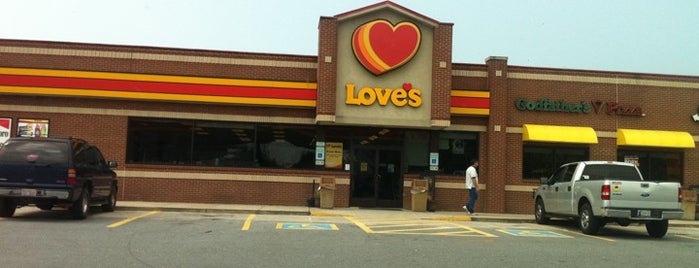 Love's Travel Stop is one of Lugares favoritos de Todd.