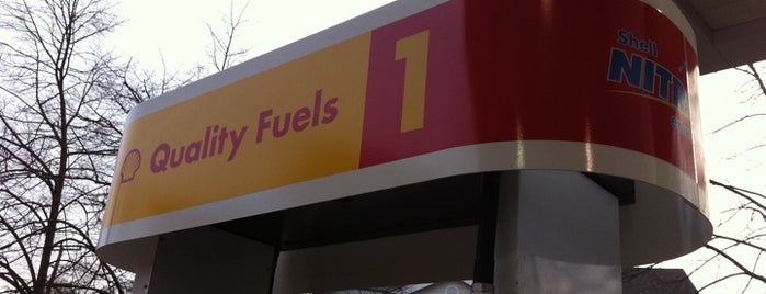 Shell is one of Pietroさんのお気に入りスポット.